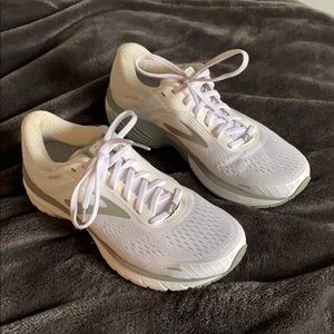 Brooks Adrenaline GTS 18 running shoe